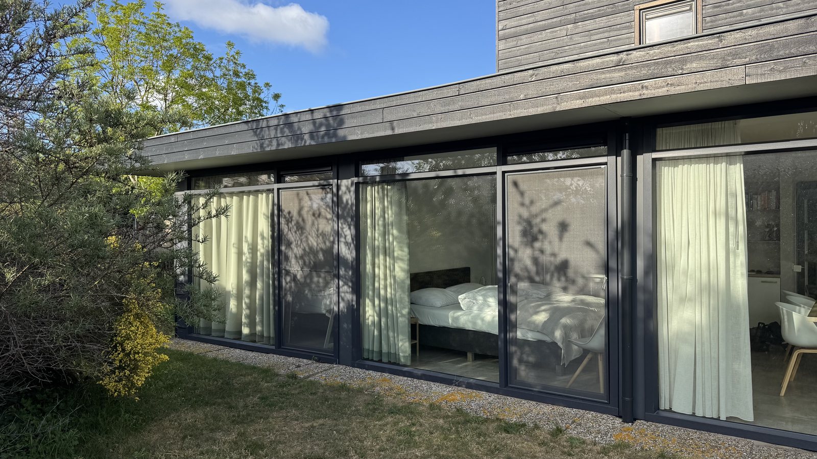 De master door de schuifpui gezien