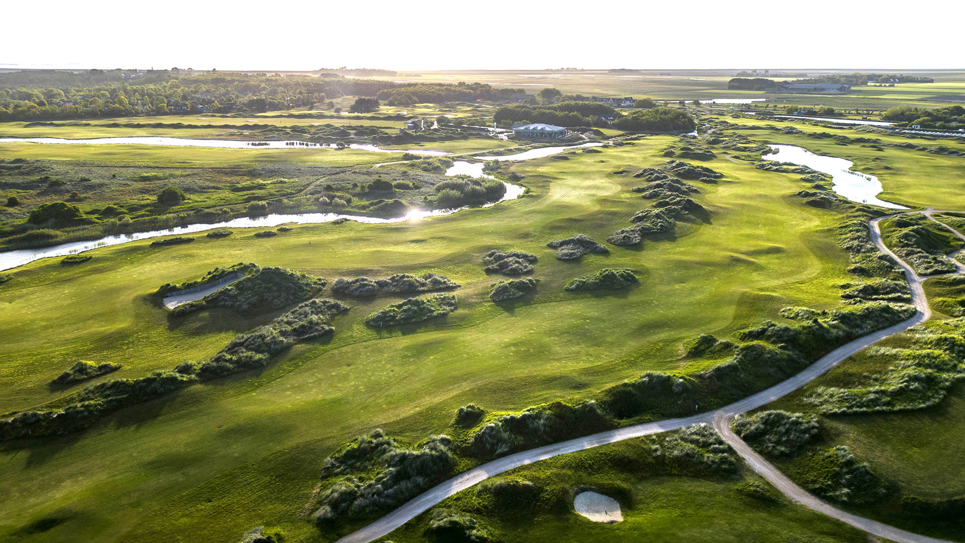 Luchtfoto Golfbaan De Texelse hole 15-18 met clubhuis en duinlandschap