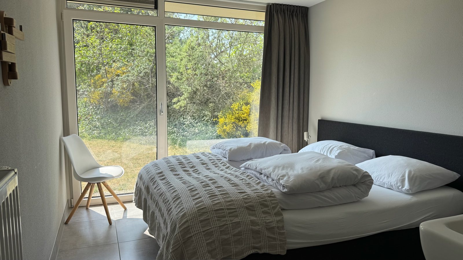 Slaapkamer met tuinblik