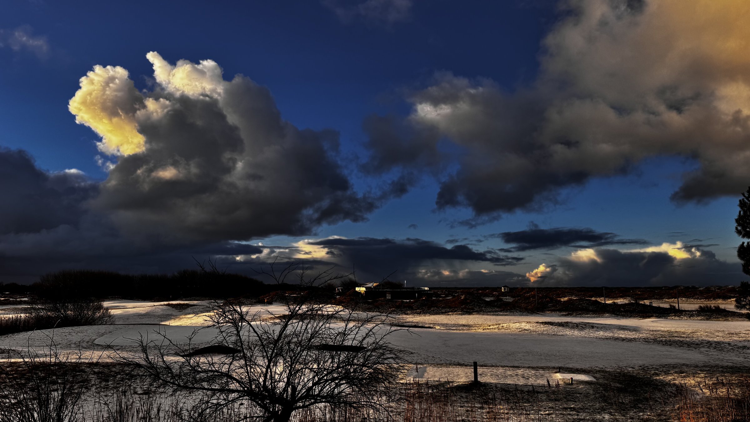 Texel in januari &mdash; dramatische wolkenlucht boven de duinen
